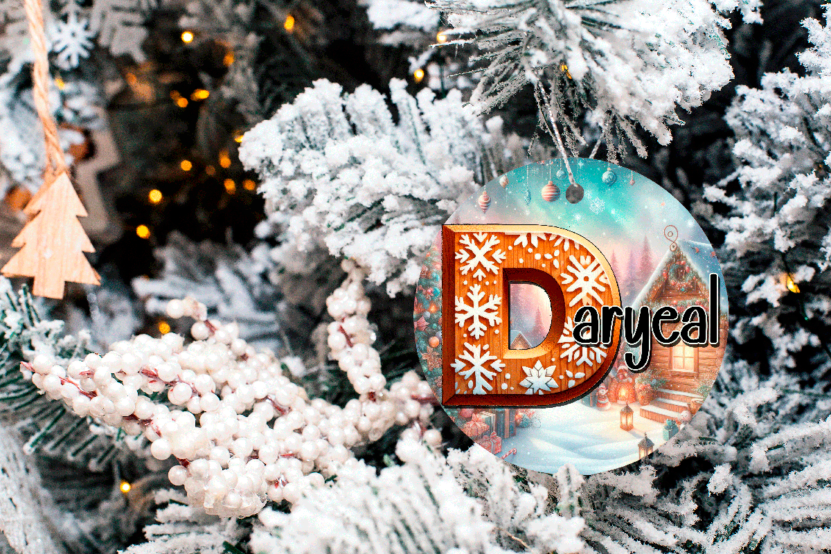 Decorative Christmas ornament with 'Daryca' logo on a tree